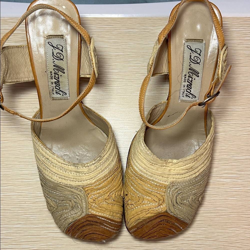 J.D. Mizrachi Tan Ruched Fabric
Sandals Vintage